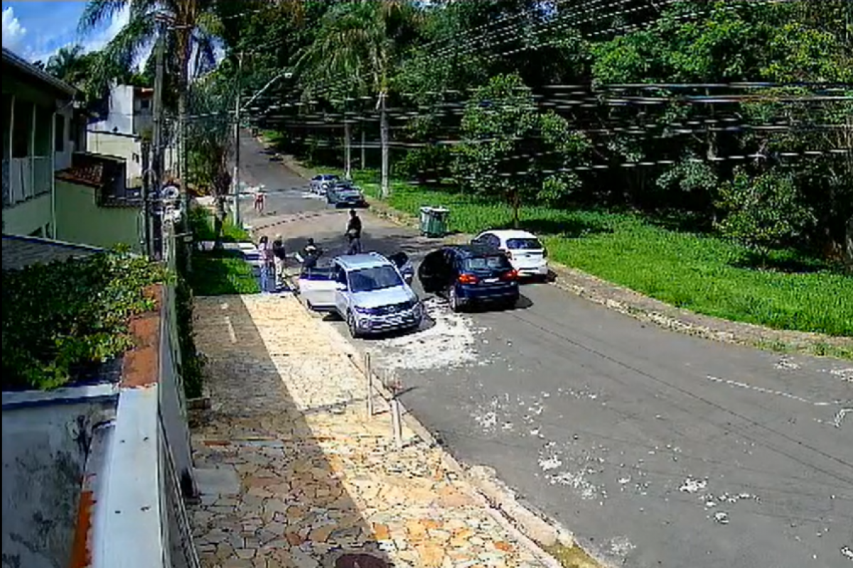 Três pessoas com balaclavas, luvas e fuzis e o motorista, anunciaram o roubo do diamante.