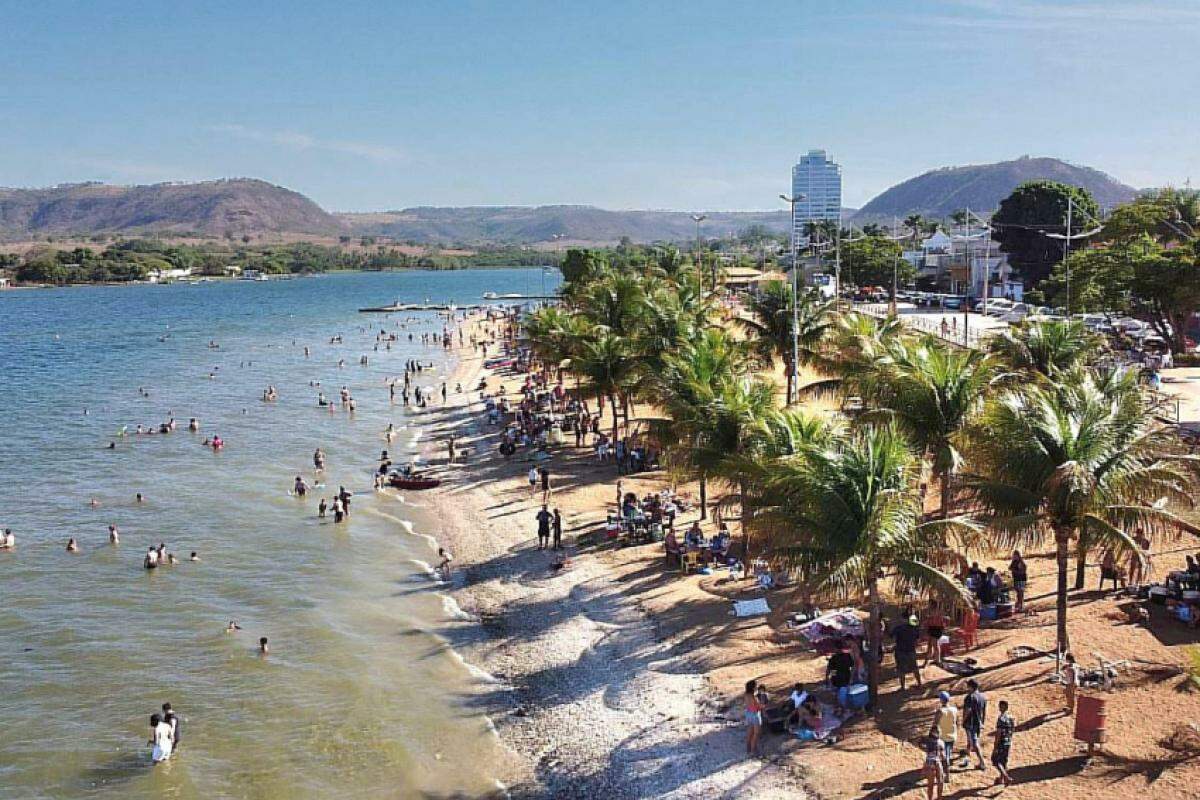 Orla da praia de Rifaina, na região de Franca