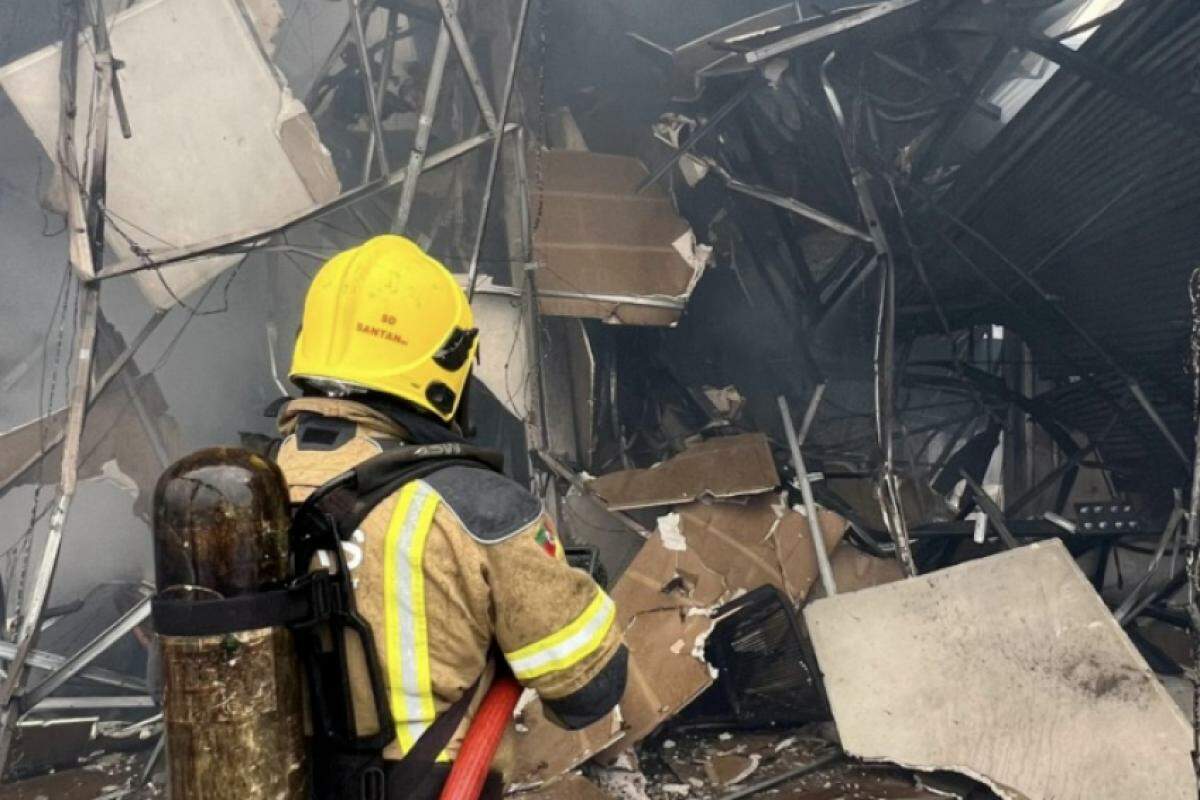 Bombeiro contém chamas depois de avião cair em Gramado