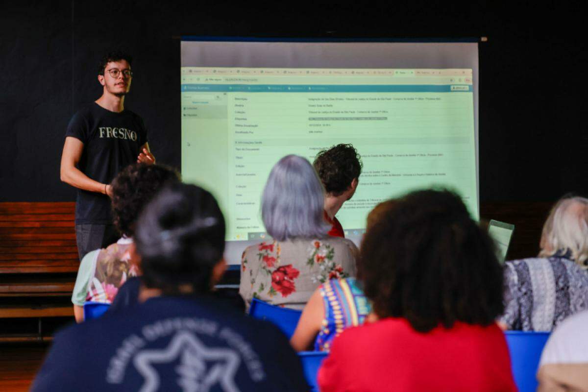 O trabalho da equipe que cuida da digitalização mostra o resultado do trabalho com exemplares