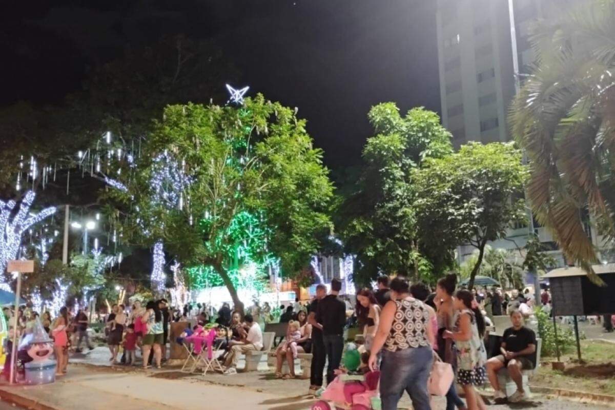 Movimentação na Praça Nossa Senhora da Conceição, na noite dessa quinta-feira