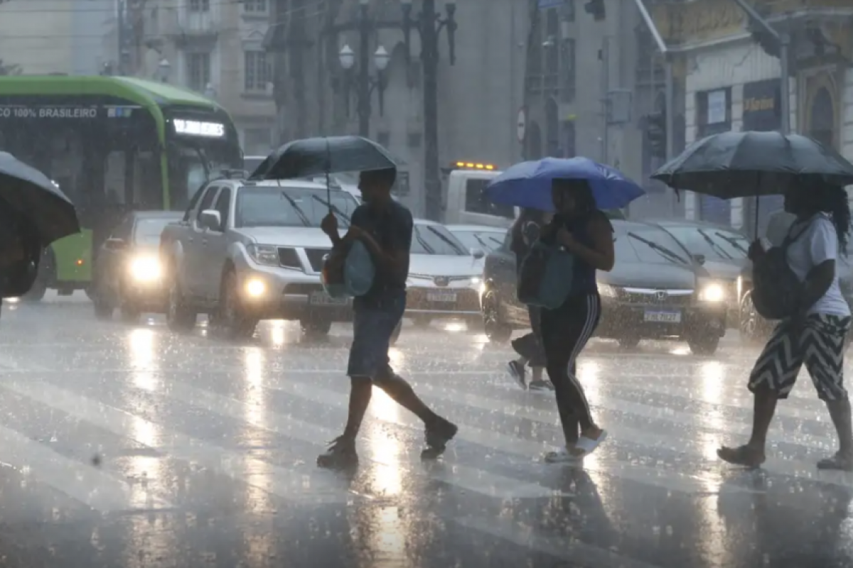 A expectativa é que as chuvas devem permanecer até segunda-feira (30).