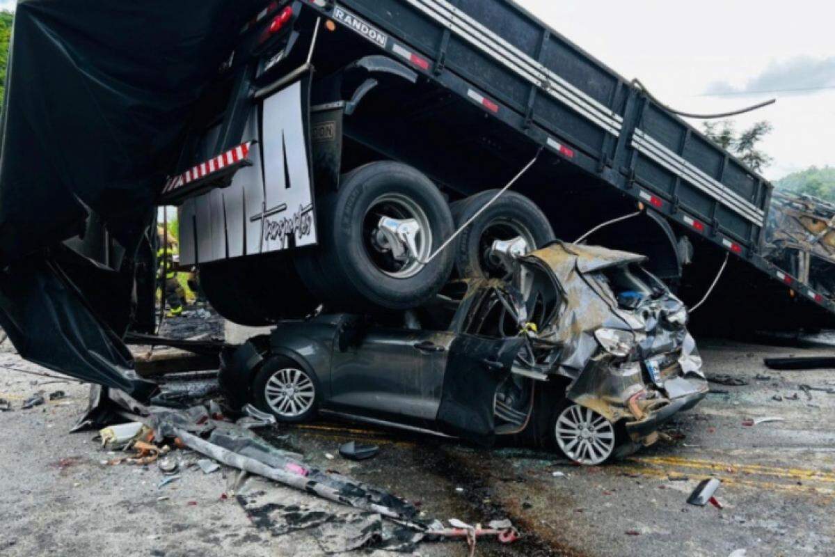 A Polícia Rodoviária Federal informou que a maioria das vítimas fatais teve os corpos carbonizados, e o número de mortos pode aumentar