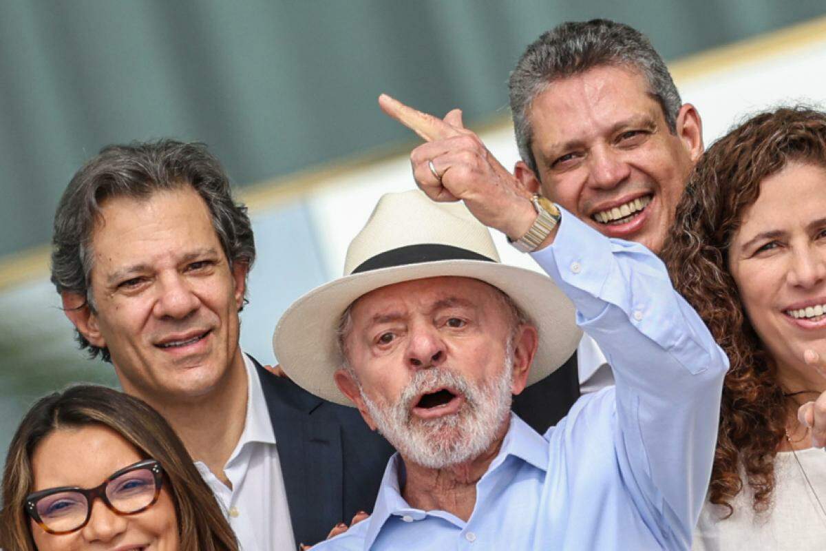 Presidente Lula posa para foto com ministro após almoço de confraternização