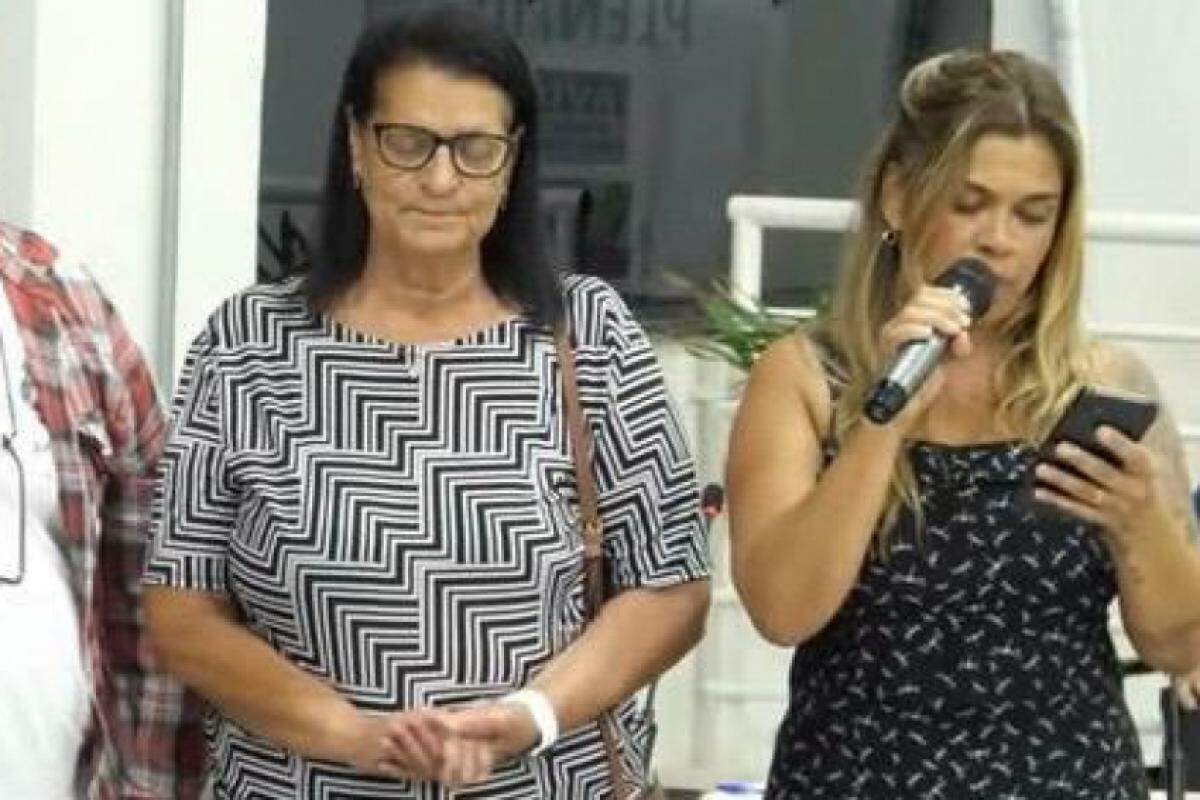 Raíssa Maria com o microfone