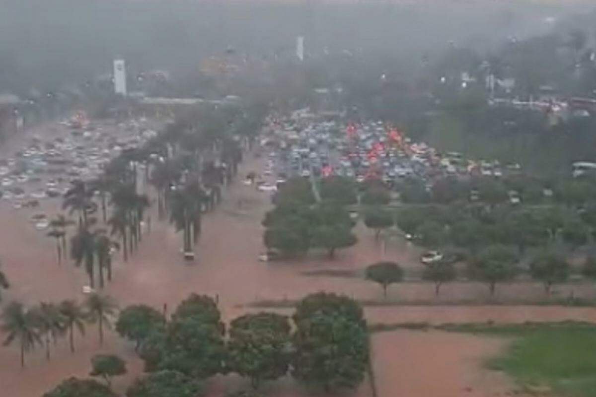 Imagens feitas por turistas mostram a altura que a água chegou