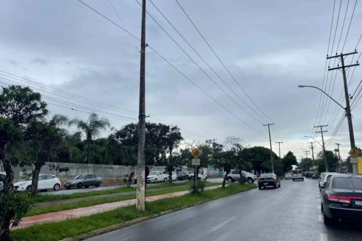 Céu carregado visto da Avenida Wilson Sábio de Mello, em Franca