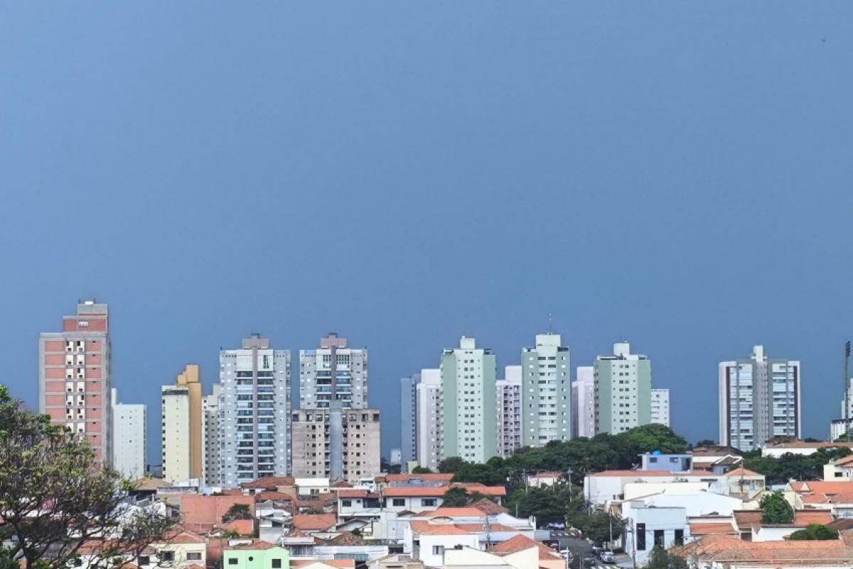 Tempo abafado predomina junto de céu encoberto por nuvens e chances de pancadas de chuva