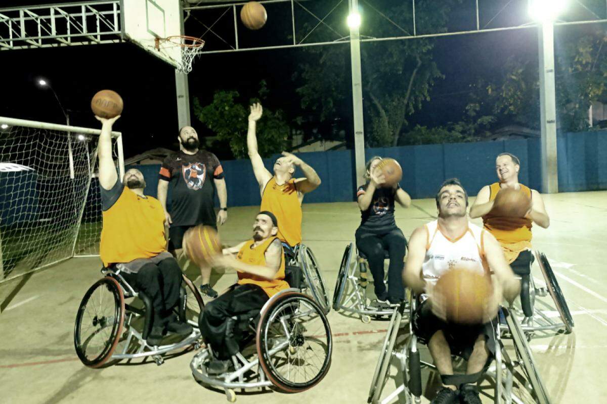 Atletas durante do treinamento: ‘o basquete sobre rodas é um treinamento para a vida!’