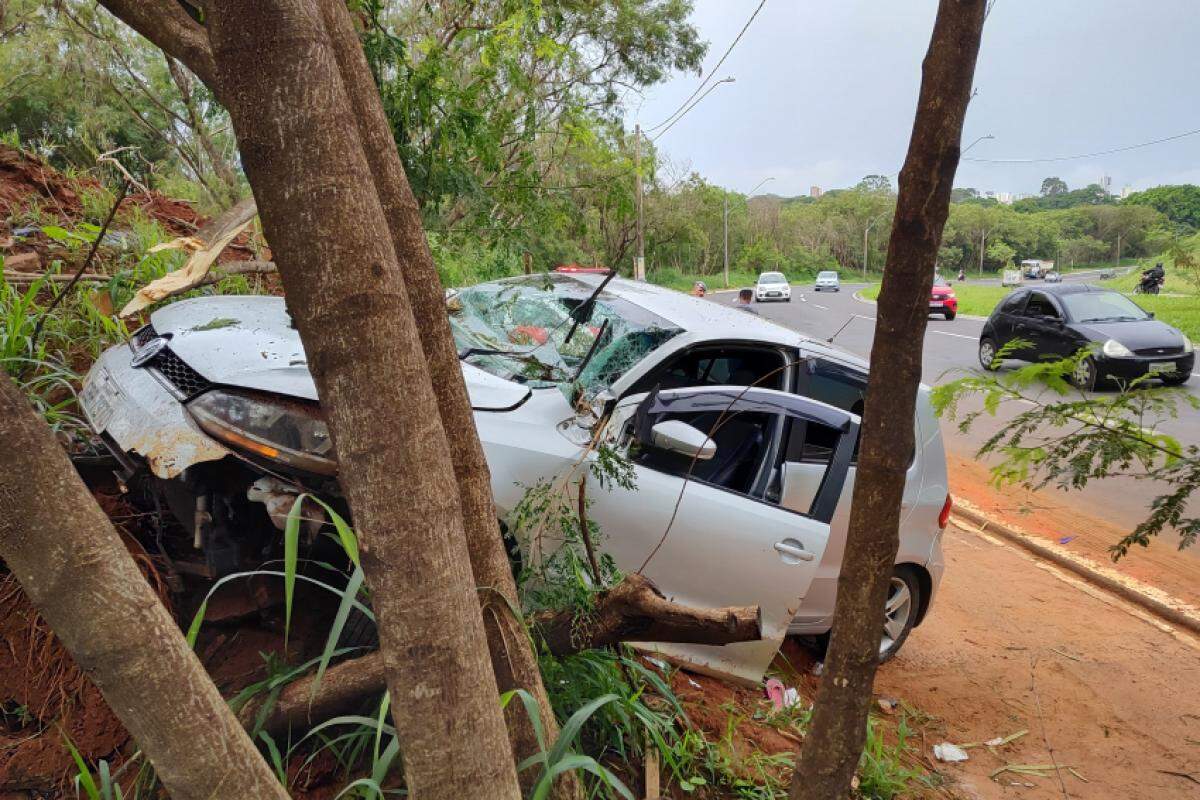 Carro ficou danificado no barranco da quadra 70 da Nuno