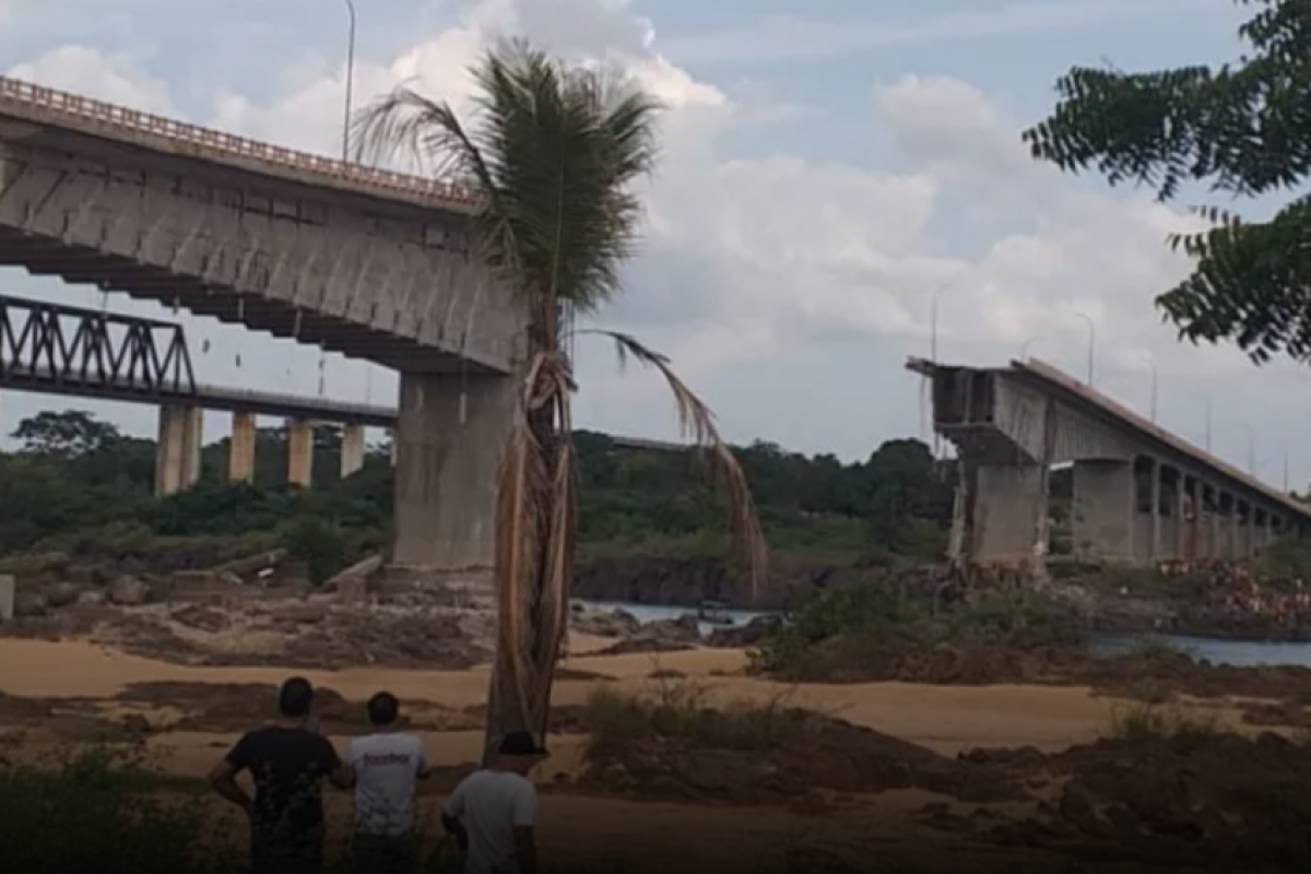 A ponte que liga as cidades de Estreito (MA) e Aguiarnópolis (TO) desabou no último domingo (22). 