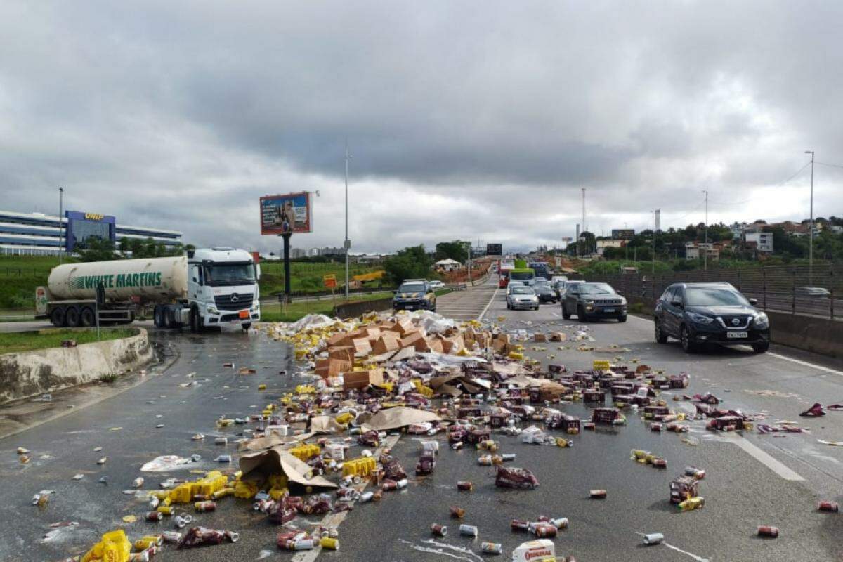 Carga ficou caída na pista da Dutra