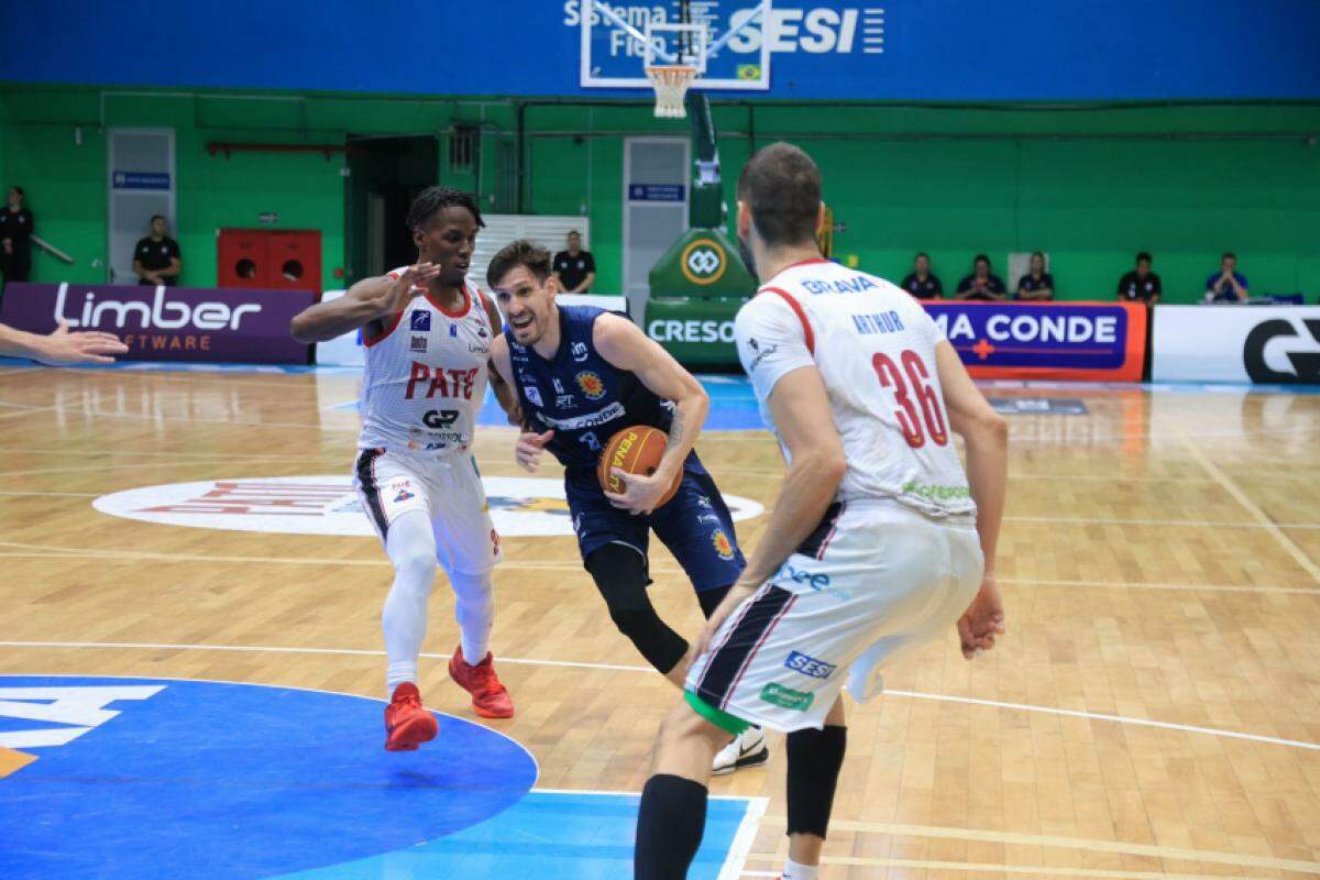 Lance do jogo entre Pato Basquete x São José