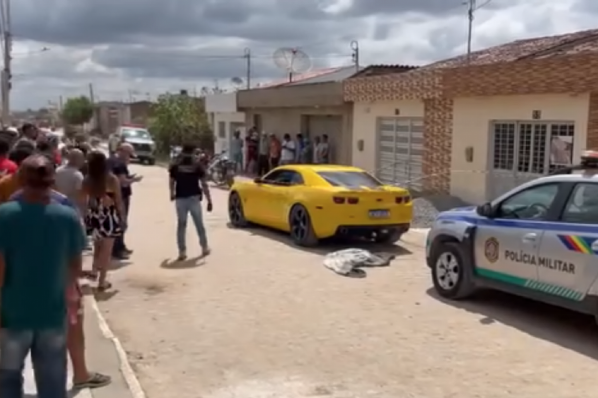 As imagens mostram dois homens em uma motocicleta abordando o veículo e efetuando os disparos antes de fugirem.