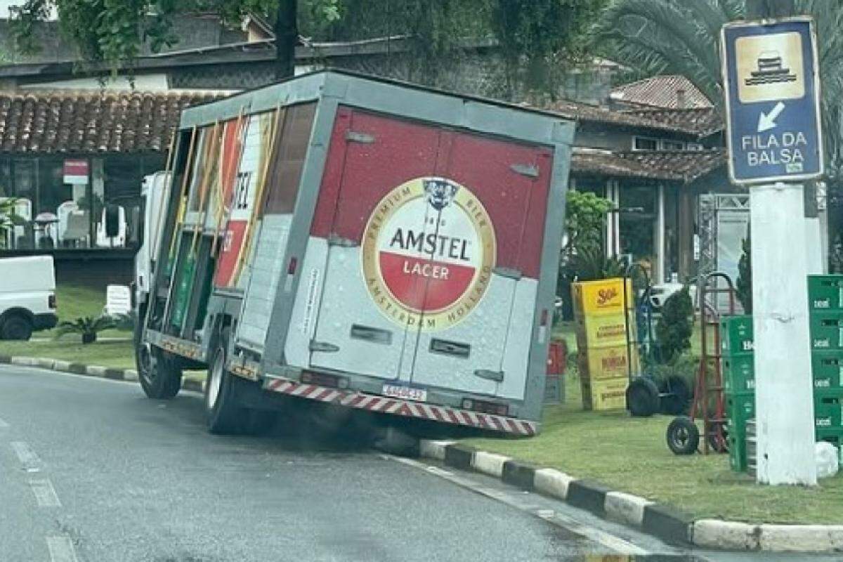 Caminhão afundou em Ilhabela