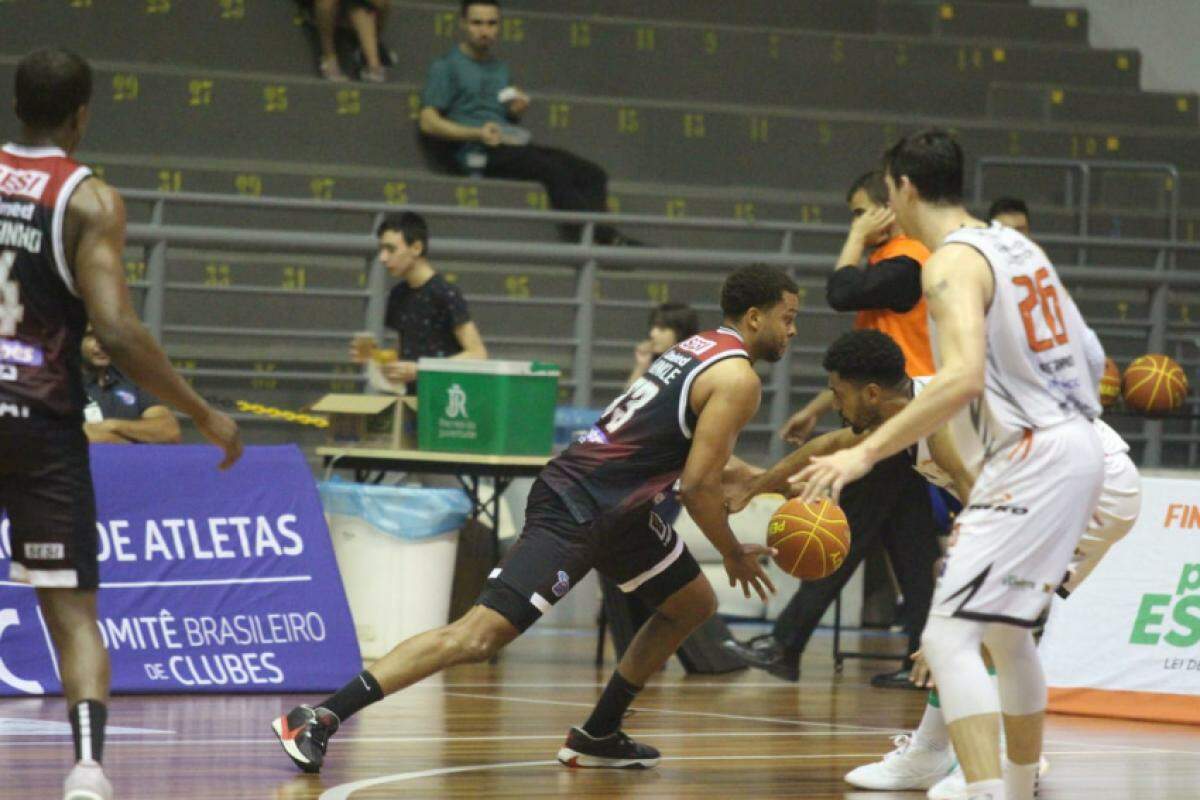 Lance da partida em Caxias do Sul (RS) na noite desta quinta-feira