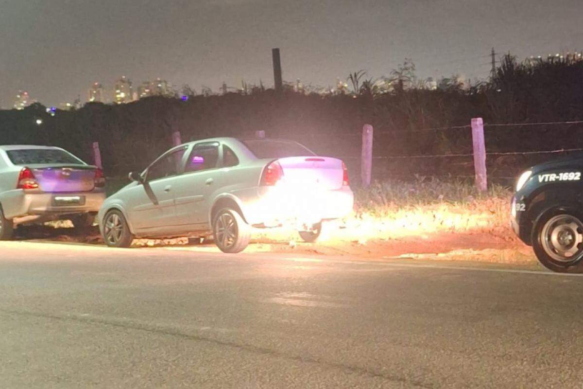 os carros foram abandonados pelos bandidos na Marginal do Rio Jundiaí