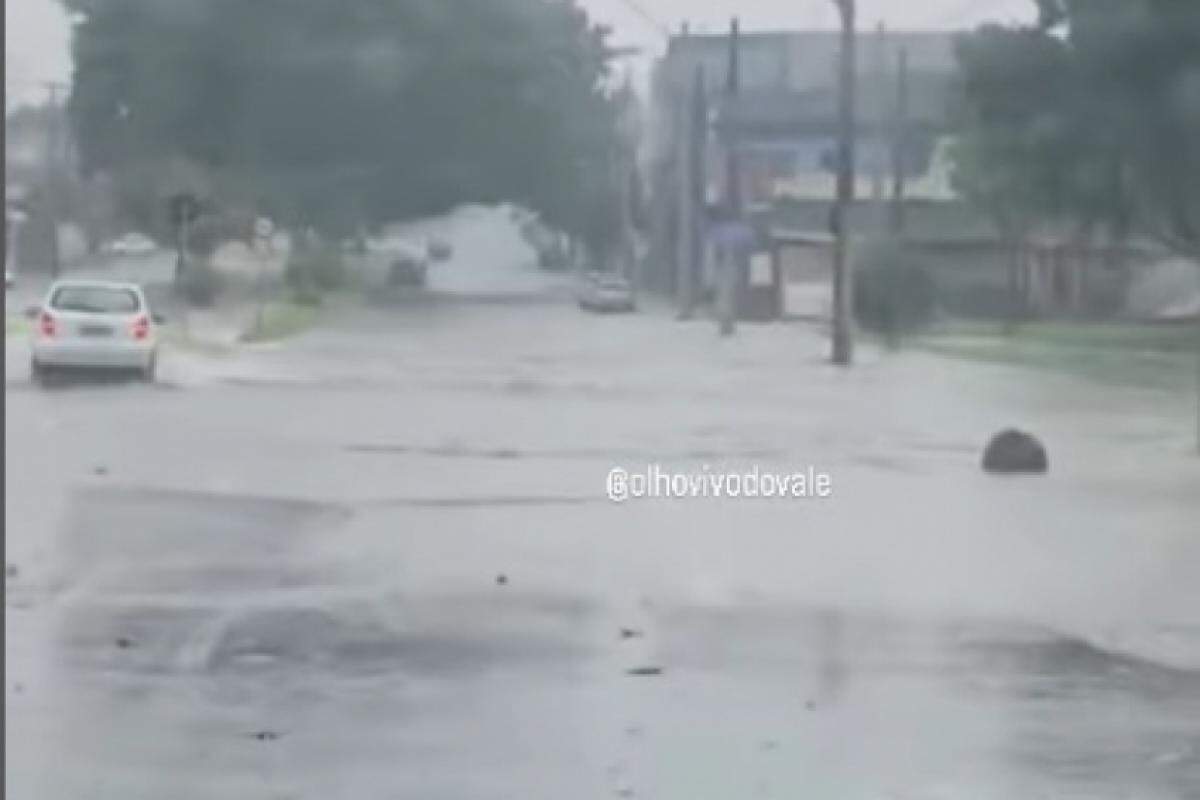 Avenida alagada com a chuva forte