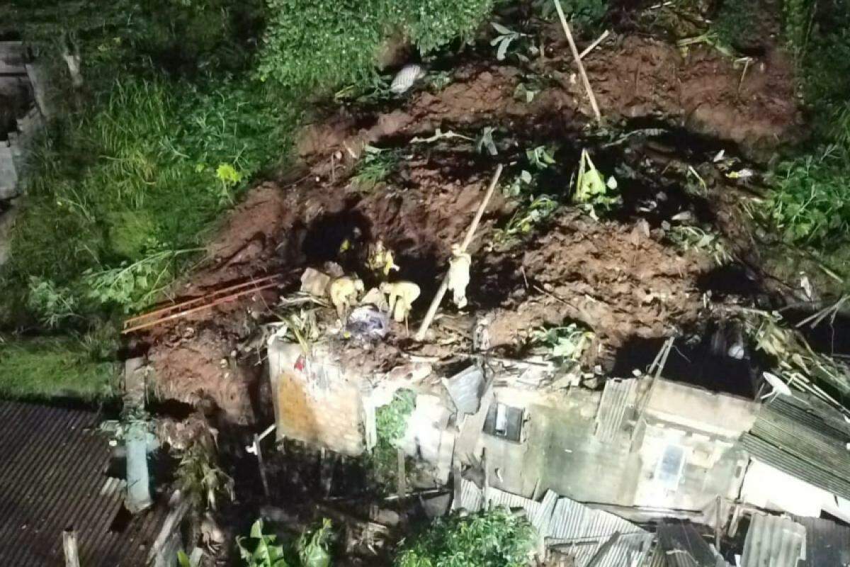 O deslizamento da encosta levou algumas residências na rua Ilhabela