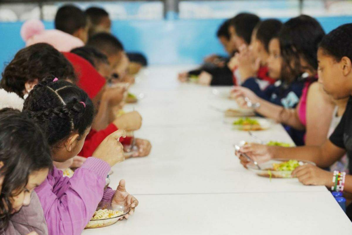 O almoço será servido de segunda a sexta-feira no período entre 11h e 13h30 até o dia 31 de janeiro