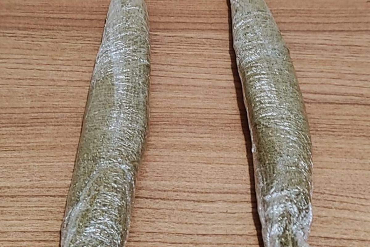 Durante a revista, os policiais encontraram 102 gramas de maconha, divididas em duas porções embaladas