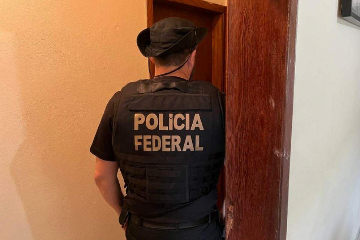 Agente da Polícia Federal investiga a organização criminosa