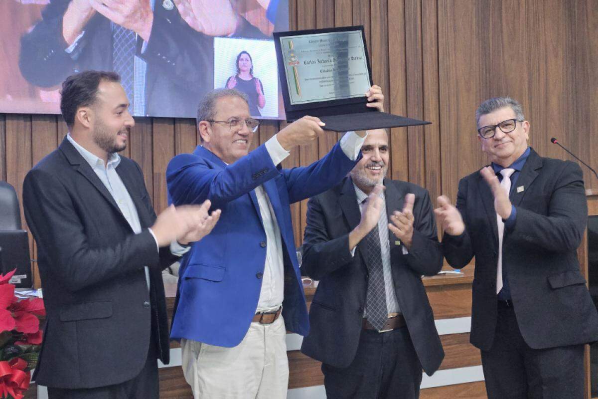 O secretário de Governo Carlos Antônio Farias recebe homenagem na Câmara de Birigui por sua atuação em projetos como a instalação do Hospital Estadual