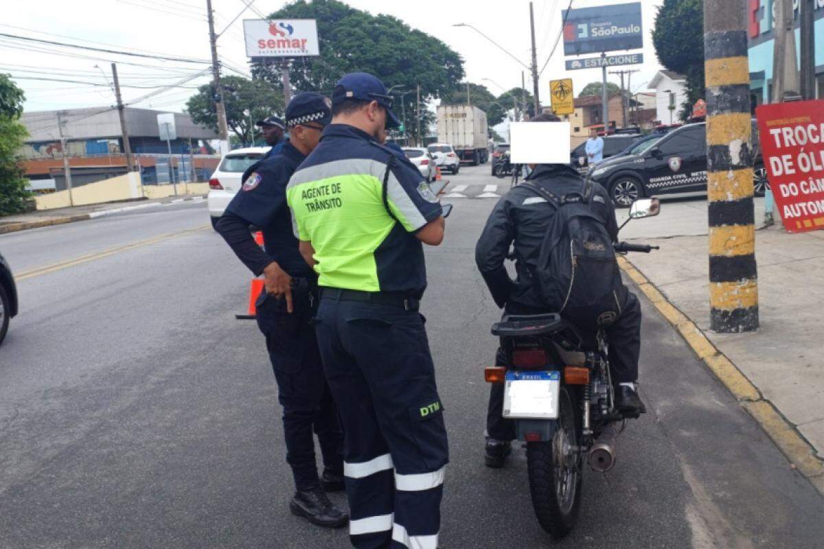 Moto é parada para averiguação