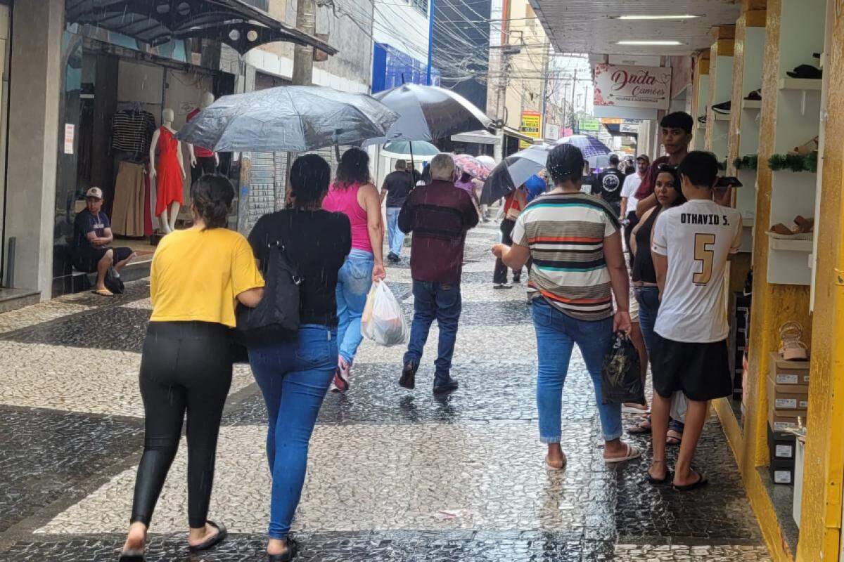 Chuva não espantou os francanos do centro de Franca