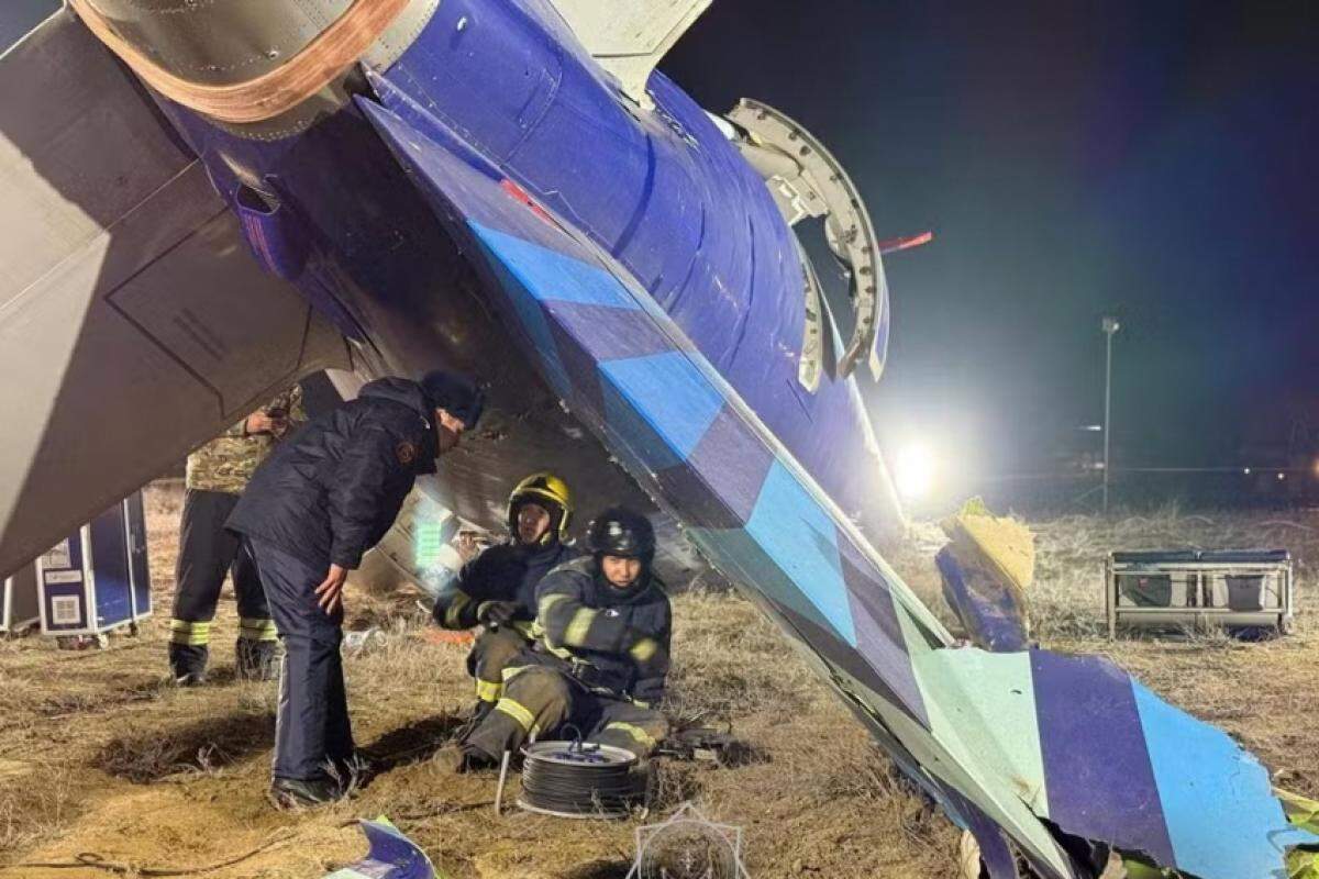 Especialistas periciam destroços do avião da Embraer que caiu no Cazaquistão