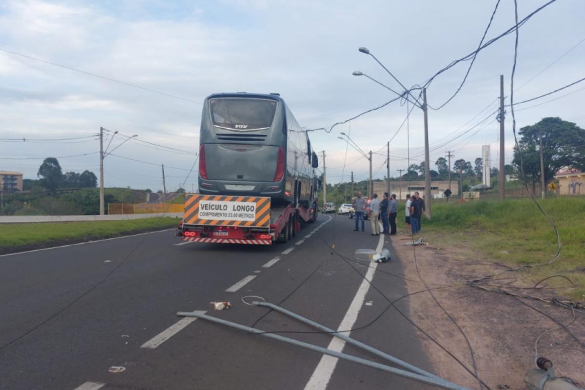 Acidente ocorreu na rotatória do campus da Unesp de Botucatu, no Distrito de Rubião Júnior