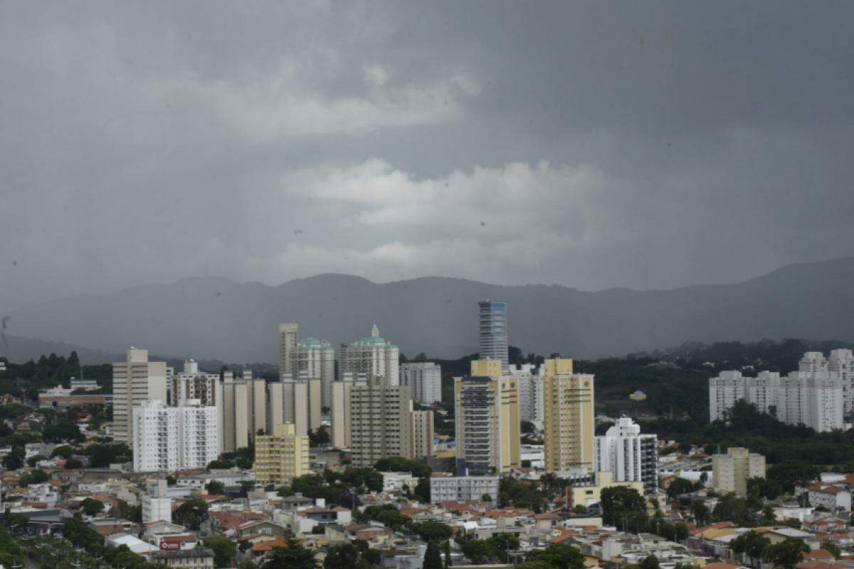 Céu de Jundiaí no último dia do ano com manhã de sol, tarde com pancadas de chuva e noite com tempo aberto