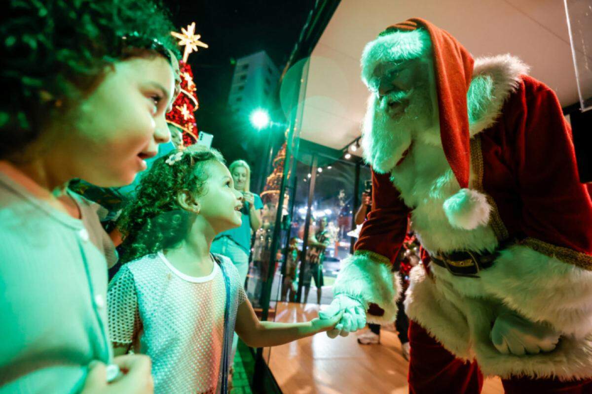 Encanto: Papai Noel fez a alegria das crianças no primeiro dia do Circuito Natal Luz