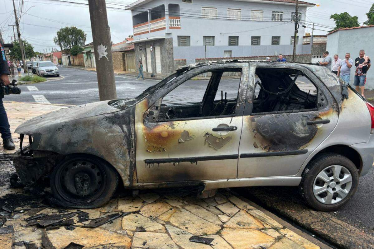 Carro teve grandes danos causados pelo incêndio