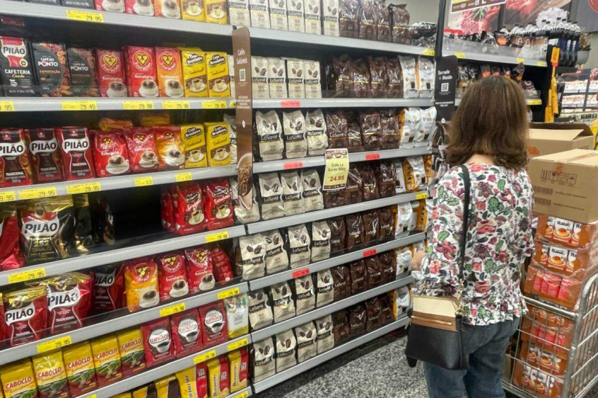 Cliente analisa preços café em supermercado de Franca nessa segunda-feira, 23