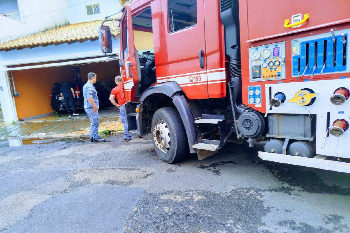 Carro dentro da garagem da residência, já com o fogo contido