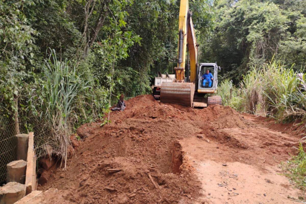 Com as chuvas nos últimos dias, o trabalho é importante para dar segurança aos produtores rurais e motoristas, além de melhorar as condições de tráfego