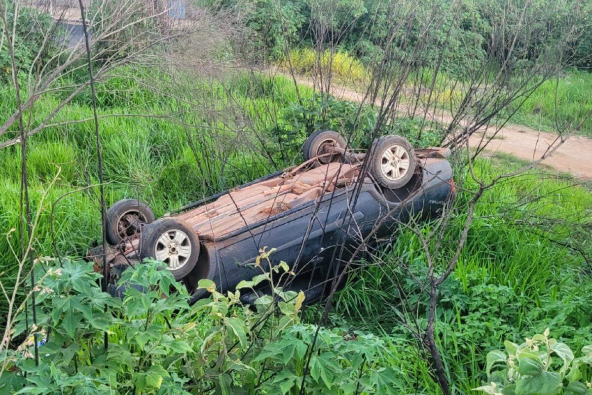 Carro caiu em um barranco às margens da rodovia João Traficante; motorista foi socorrido com ferimentos leves