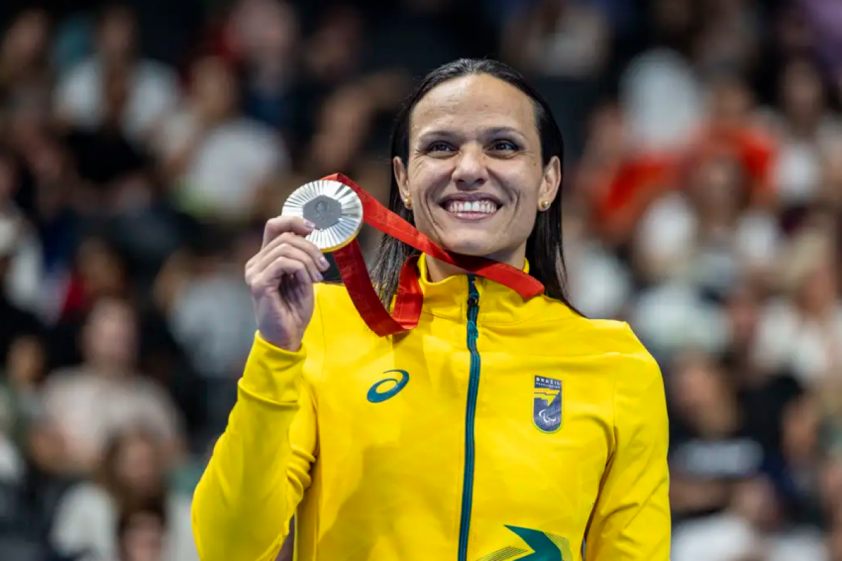 Os nadadores Gabriel Araújo, o Gabrielzinho, e Carol Santiago conquistaram os troféus de melhores atletas do Prêmio Paralímpicos 2024