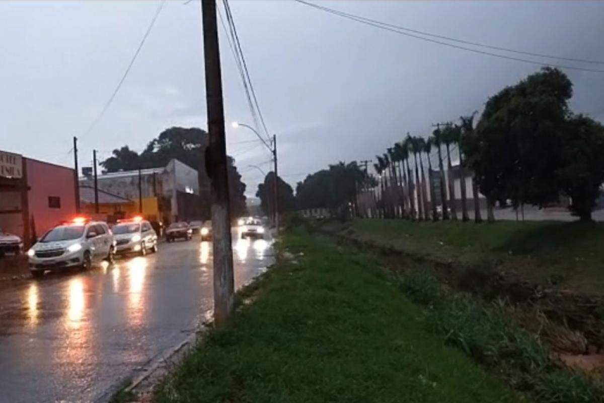 A Polícia Militar prestou apoio ao Corpo de Bombeiros durante buscas nesta terça-feira (3)