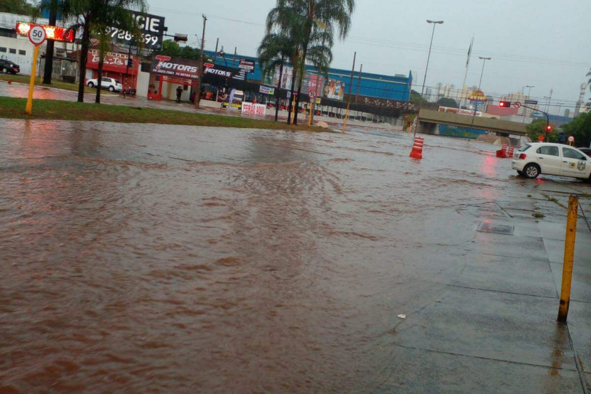 Trecho da Nações Unidas com o viaduto da linha férrea alagado