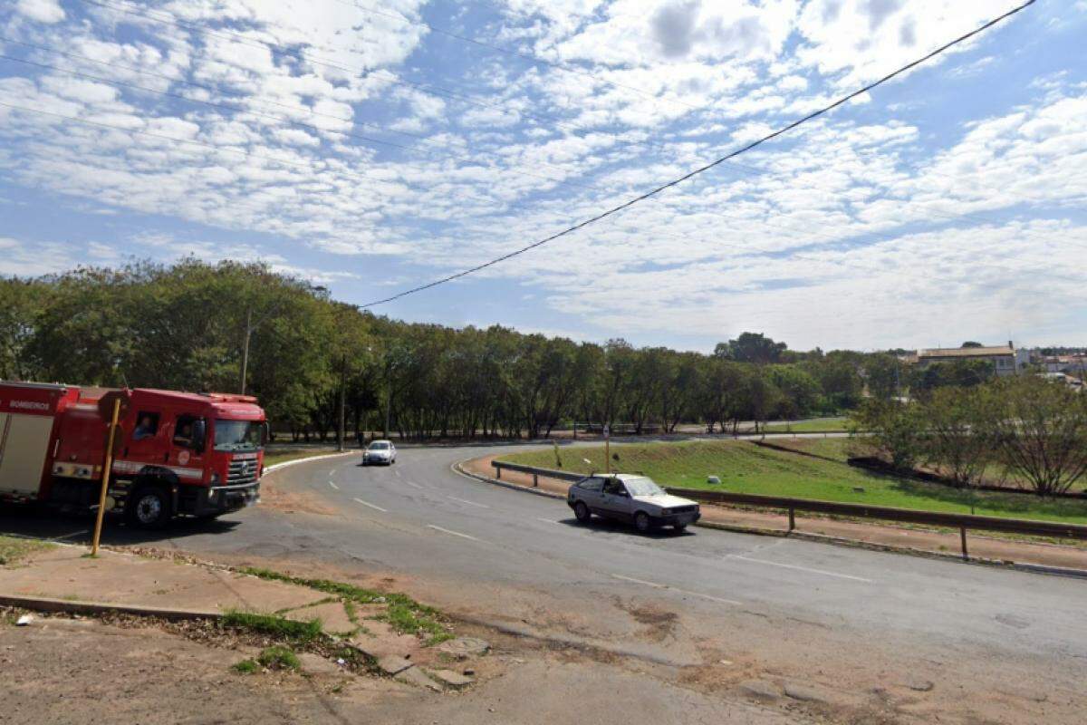 Acidente ocorreu na rotatória entre as avenidas Rosa Malandrino Mondelli e Nuno de Assis, na zona Leste