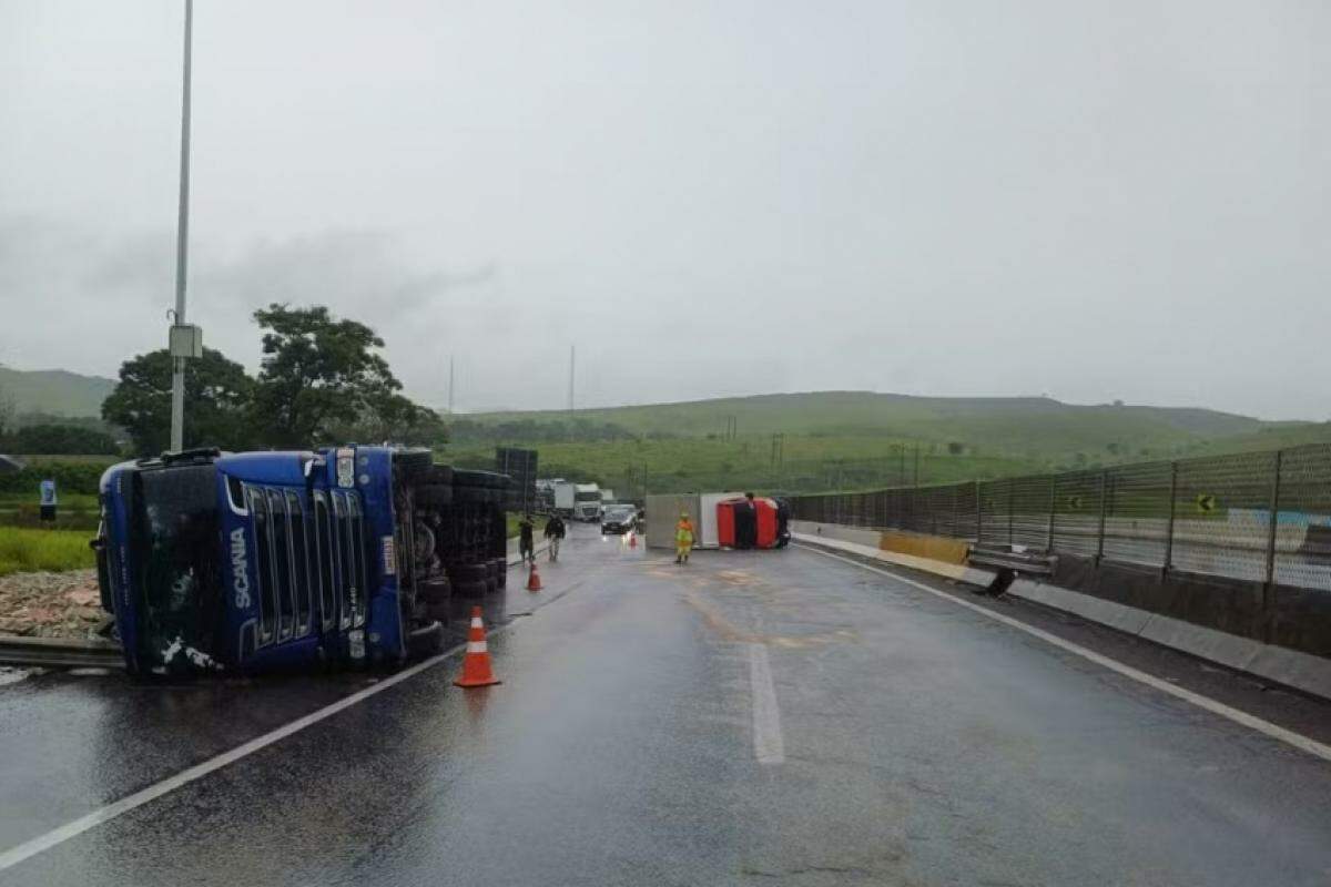 Caminhões tombaram na Via Dutra