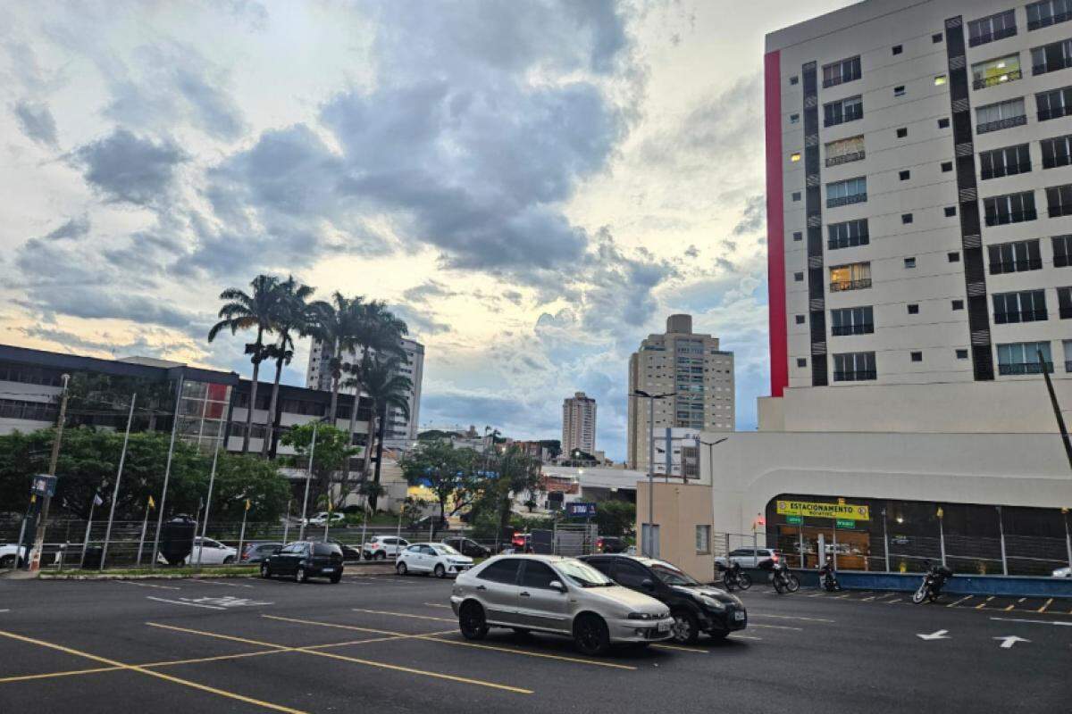 Céu visto do Complexo Hidromar, no bairro São José, em Franca