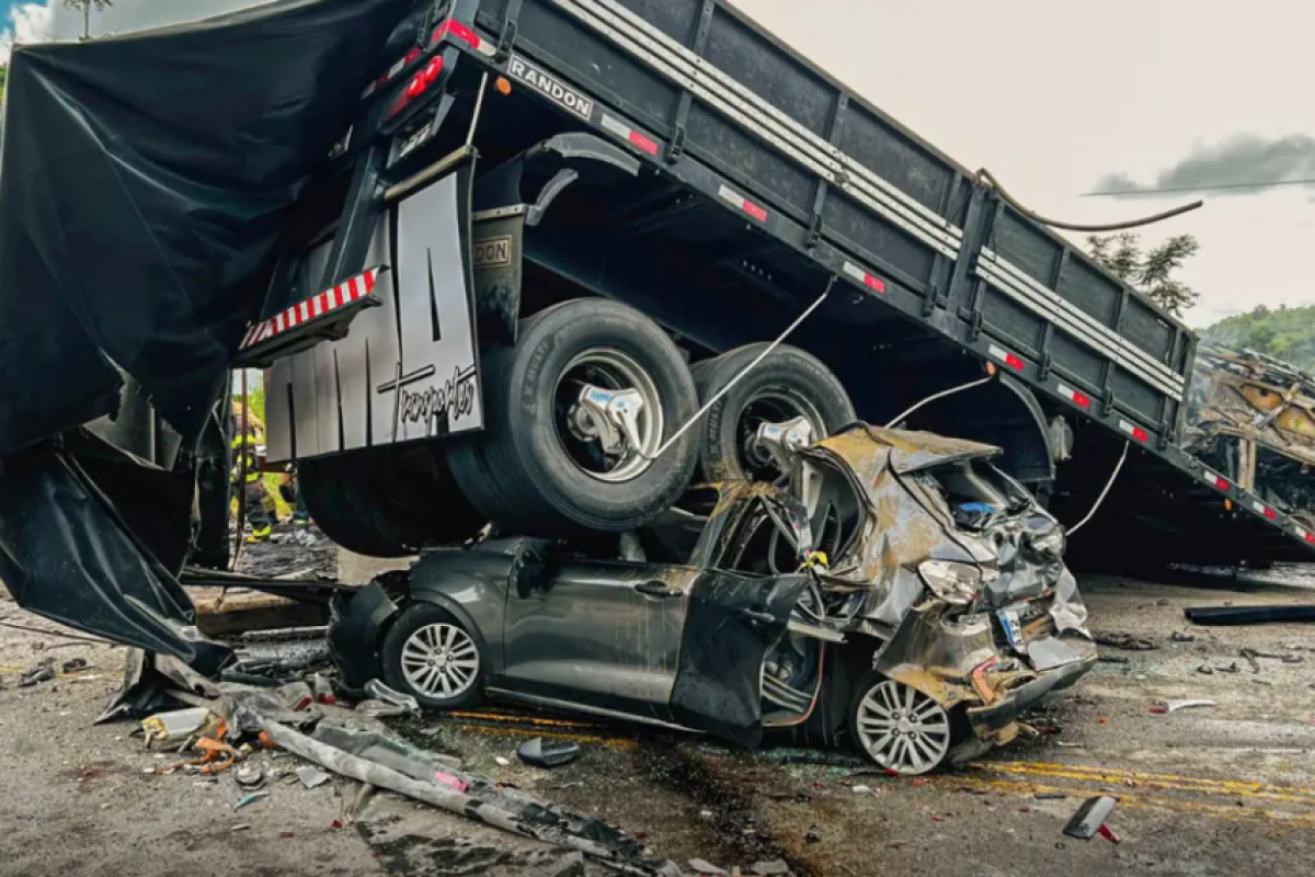 Colisão entre ônibus e carreta deixou 41 mortos em MG.