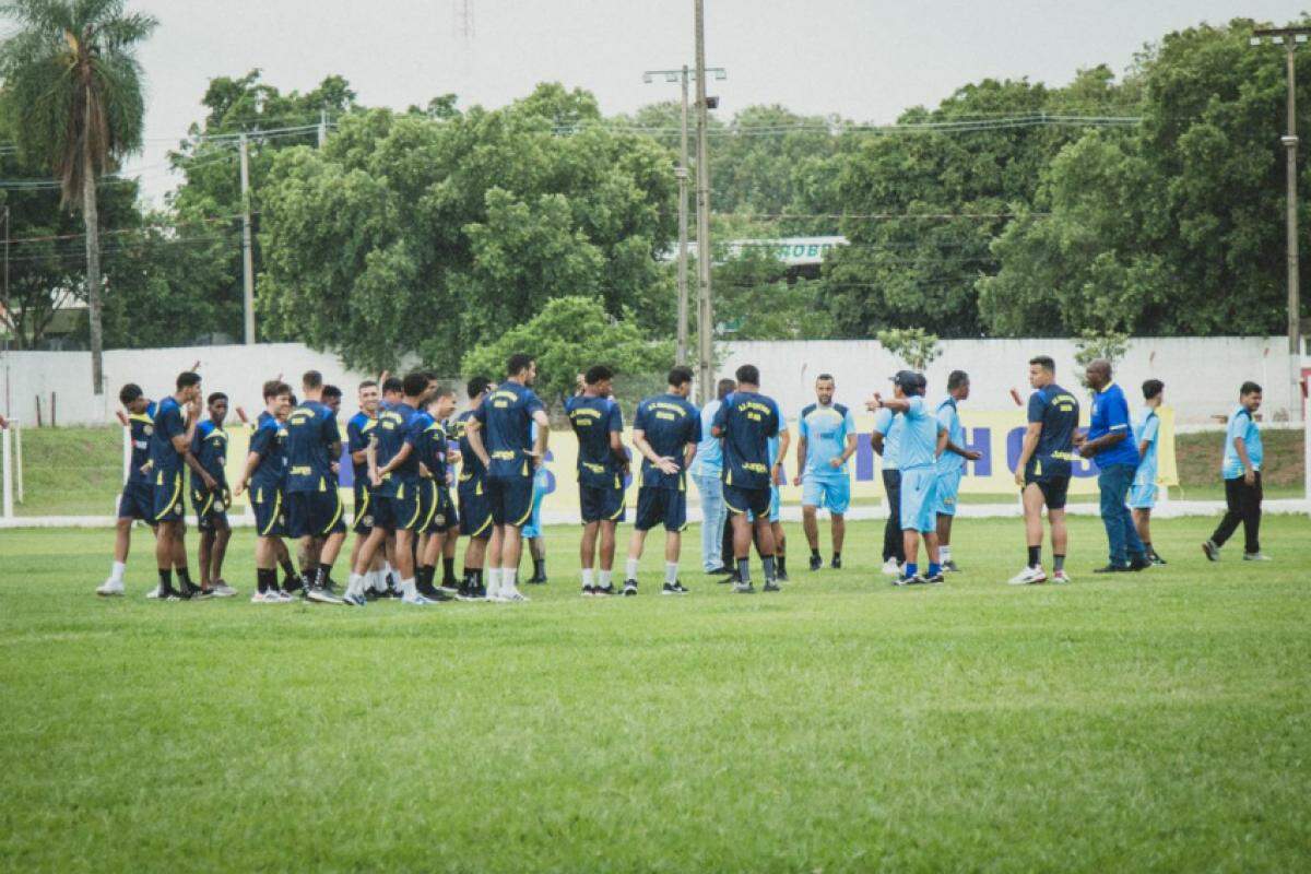 O técnico Helinho, acompanhado do auxiliar, preparador físico, preparador de goleiros e fisioterapeuta recepcionou os jogadores