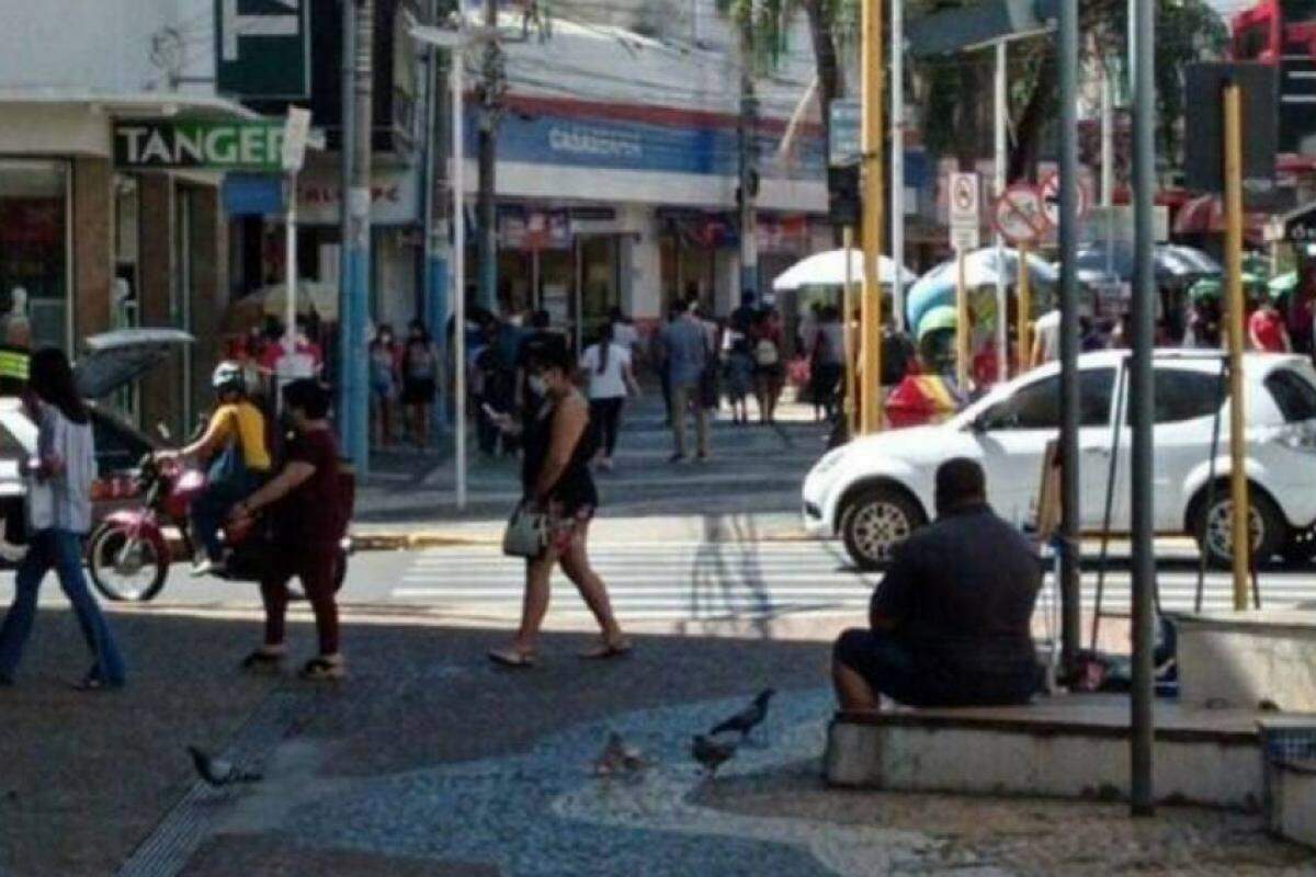 Lojas de rua funcionam em horário especial até às 22h