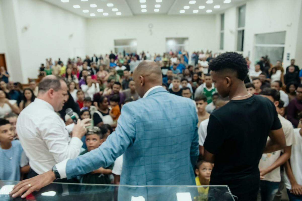 Estêvão (à direita) durante o culto na Catedral das Assembleias de Deus, em Franca; o jovem jogador compartilhou seu testemunho de fé e superação