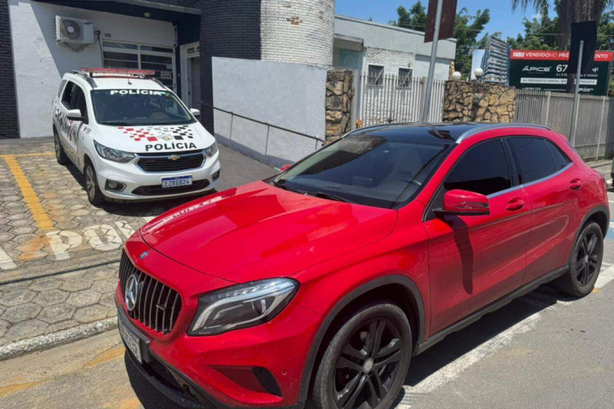 Mercedes vermelho apreendido pela PM