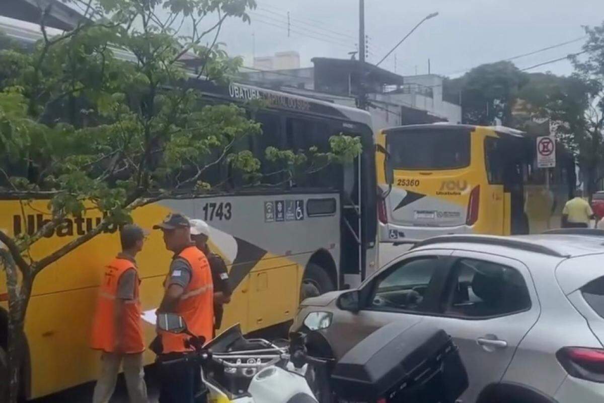 Ônibus apreendidos em Ubatuba